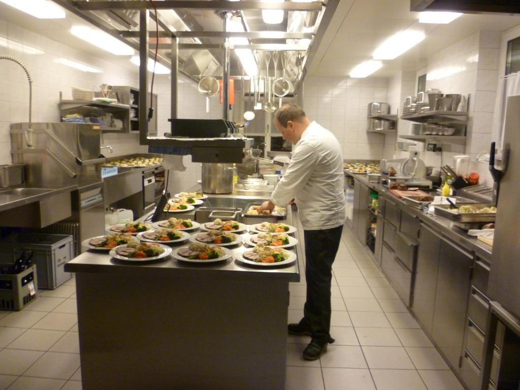 Hotel Speiserestaurant Bahnhof Guttingen Ngoại thất bức ảnh